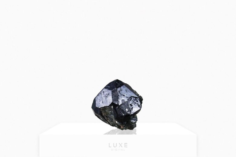 black gemstones pleonaste review - Luxe Digital