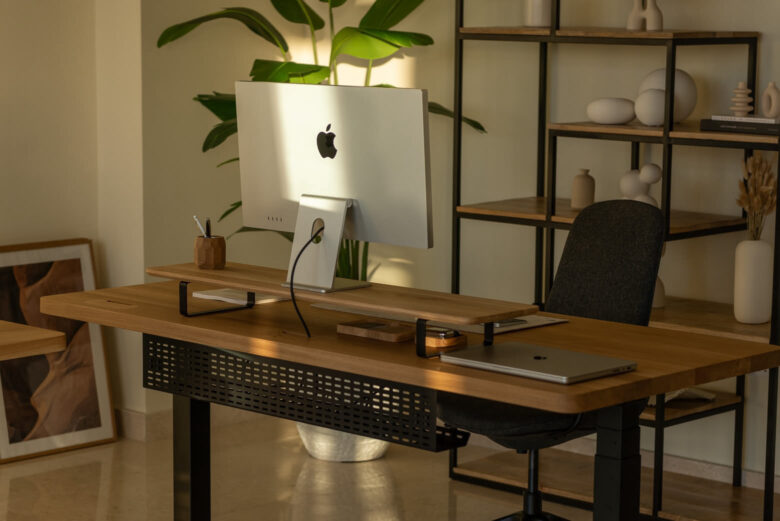 Oakywood brand review standing desk - Luxe Digital